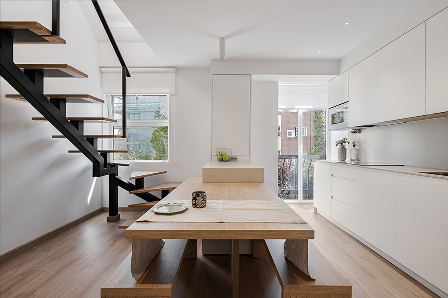 Dining room on the 4-bedroom floor of the Lérida 8 Building.